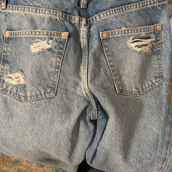 We the Free Distressed Jeans great fit. The distressing is on point Sz 26 - Picture 4 of 8